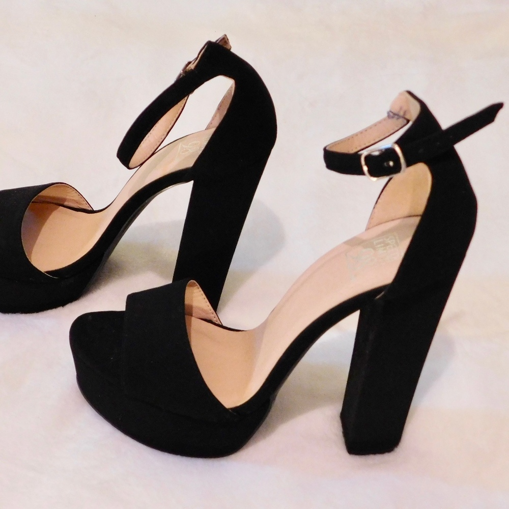 BLACK ANKLE STRAP HEELS